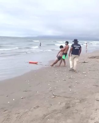 Bañista debió ser rescatado tras ingresar al mar en estado de ebriedad