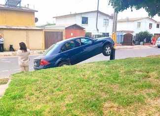 Automóvil quedó encaramado en poste de luz