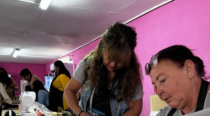 Mujeres de El Romeral se certifican en corte y confección en emotiva ceremonia de cierre