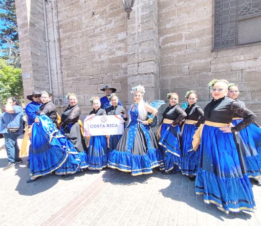 Bailarines de Costa Rica traen vida y color a la capital regional