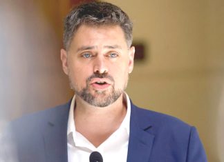 Diputado Manouchehri presenta proyecto para inhabilitar a jueces con vínculos de amistad con abogados litigantes