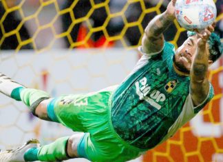 Atajó sin guantes y celebró un nuevo título con el barbón