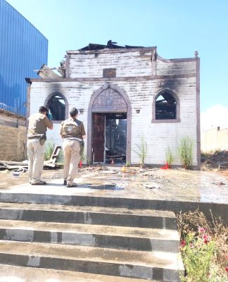 Autoridad religiosa dice que habría voluntad para restaurar la incendiada iglesia Santa Ana