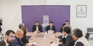 Alcalde Manouchehri y autoridades se reúnen para trazar líneas de acción frente a la marea roja detectada en Tongoy