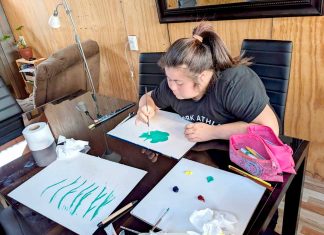 Sindempart: joven con síndrome de Down crea piezas únicas junto a su madre