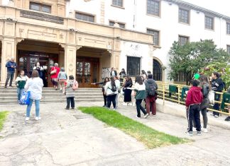 Apoderados se manifiestan en el Mineduc por incertidumbre en caso Christ School