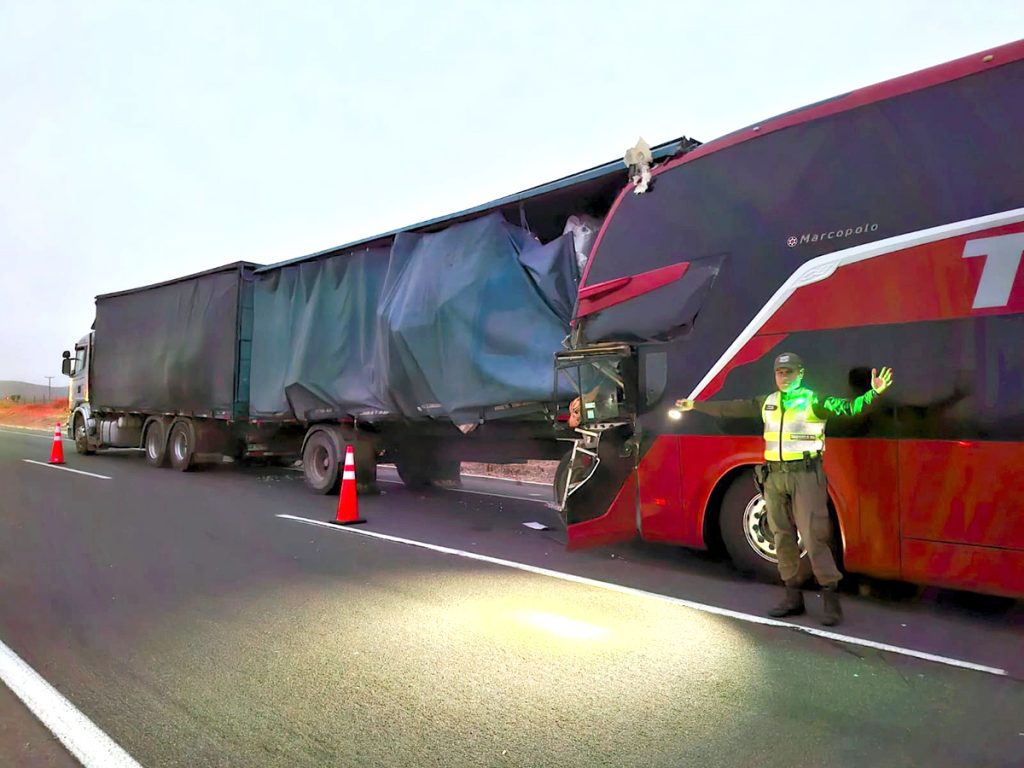 Un fallecido y 19 heridos deja choque entre bus y camión a la altura de ...
