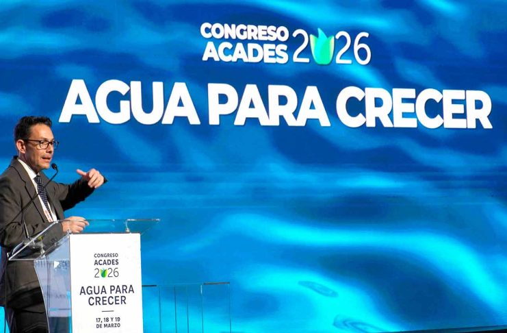 Gobernador Juliá expone en Congreso ACADES la crítica situación hídrica