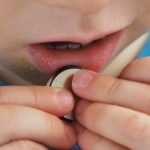 Reto de tragar imanes: advierten riesgo mortal