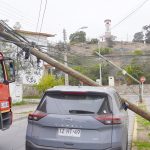 Cables a baja altura provocaron caída de dos postes