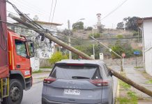 Cables a baja altura provocaron caída de dos postes