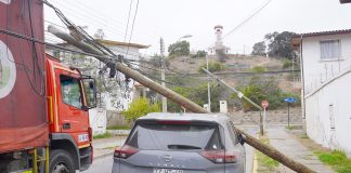 Cables a baja altura provocaron caída de dos postes