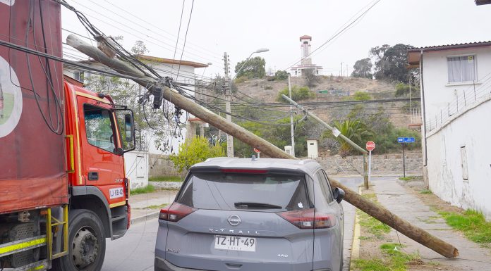 Cables a baja altura provocaron caída de dos postes