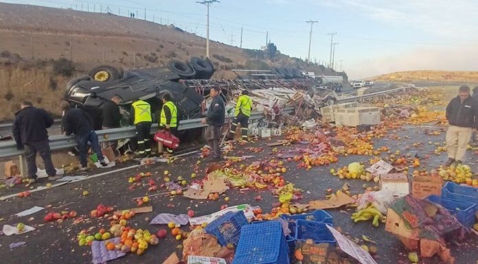 Chofer de camión murió en volcamiento: robaron su carga