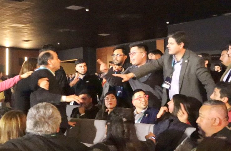 Saludo de Kast desató pelea en Encuentro Nacional de Concejales