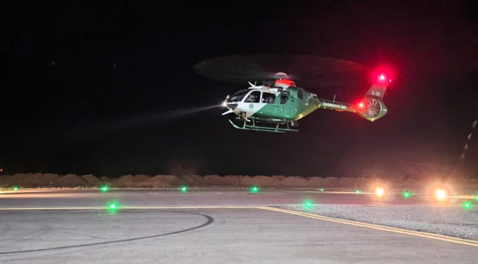Dos detenidos tras apuntar con láser a helicóptero de Carabineros