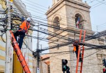 Limpieza de cables en el casco histórico de La Serena