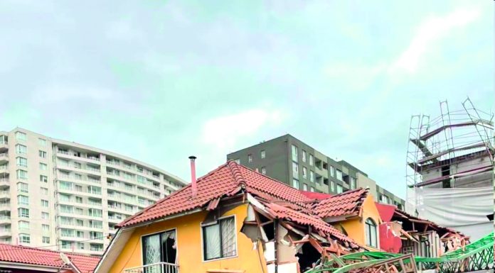 Grúa cae en Sindempart en medio de intensas rachas de viento
