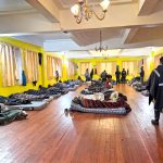 82 personas, un solo refugio