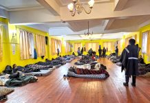 82 personas, un solo refugio