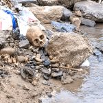 Socavón provocado por las lluvias dejó al descubierto restos óseos humanos