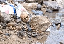 Socavón provocado por las lluvias dejó al descubierto restos óseos humanos