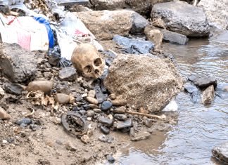 Socavón provocado por las lluvias dejó al descubierto restos óseos humanos