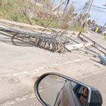 Conductor derribó cinco postes: escapó del lugar