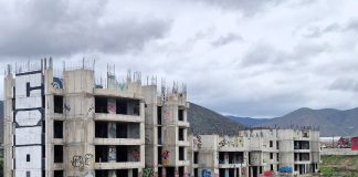 El calvario de los vecinos de Lomas de San Ramón ante el abandono de las torres