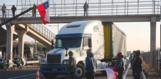 Camioneros amenazan con paralización por alza del diésel