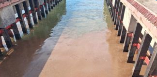 Mancha de aceite inquieta a locatarios de la caleta