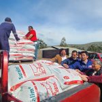 En Canela INDAP fortalece la rehabilitación productiva de sus usuarios con la entrega de alimentación animal