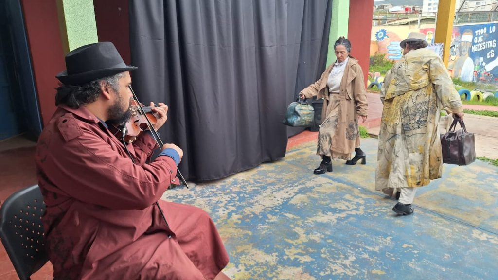 Teatro y poesía acercan a Mistral y Huidobro a jóvenes privados de libertad