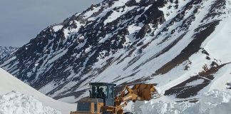 Paredes de hielo de más de 3 metros complican despeje argentino de Agua Negra