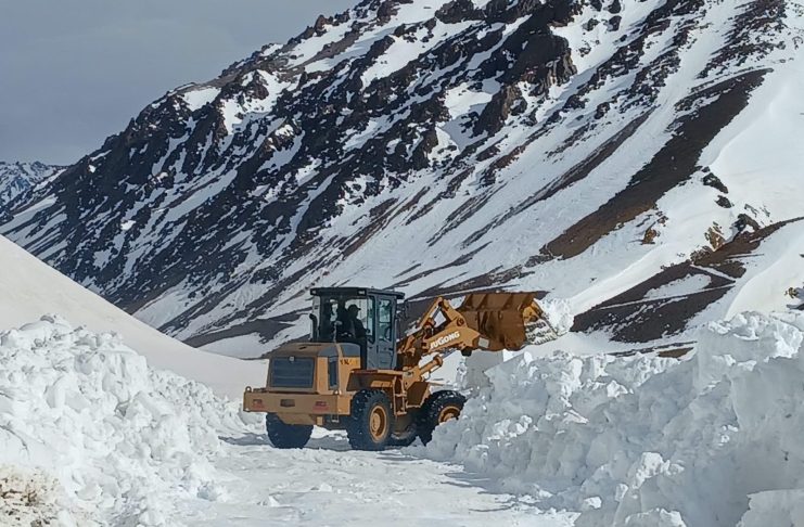 Paredes de hielo de más de 3 metros complican despeje argentino de Agua Negra