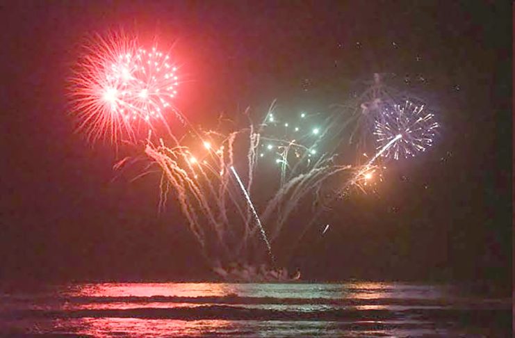 Alcaldesa defiende regreso de fuegos artificiales