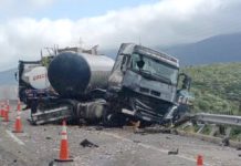 Accidente entre tres camiones deja dos conductores lesionados en Canela